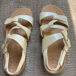 Vionic Women’s Cream Croc-Embossed Strappy Comfort Sandals